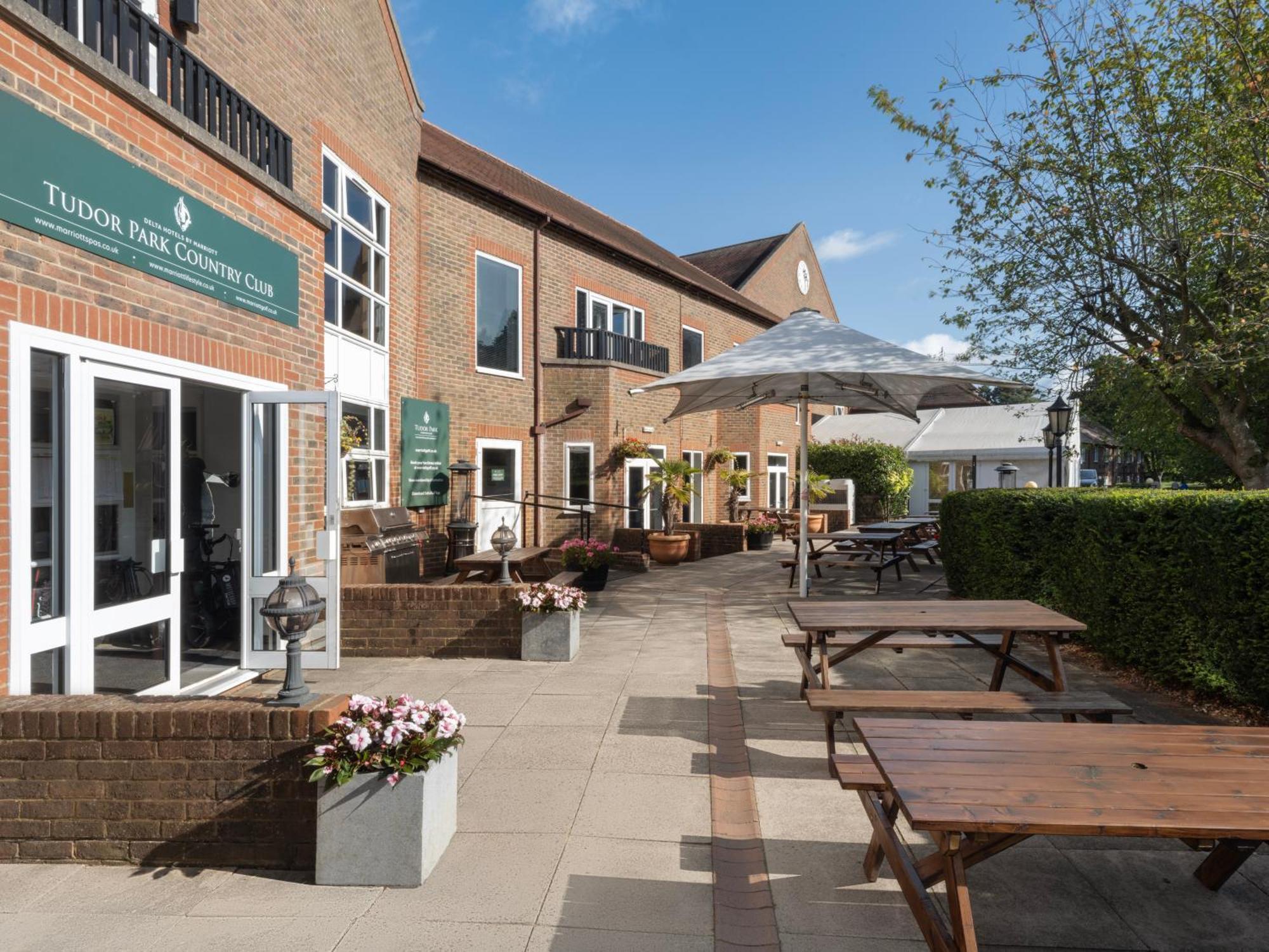 Delta Hotels By Marriott Tudor Park Country Club Maidstone Exterior foto