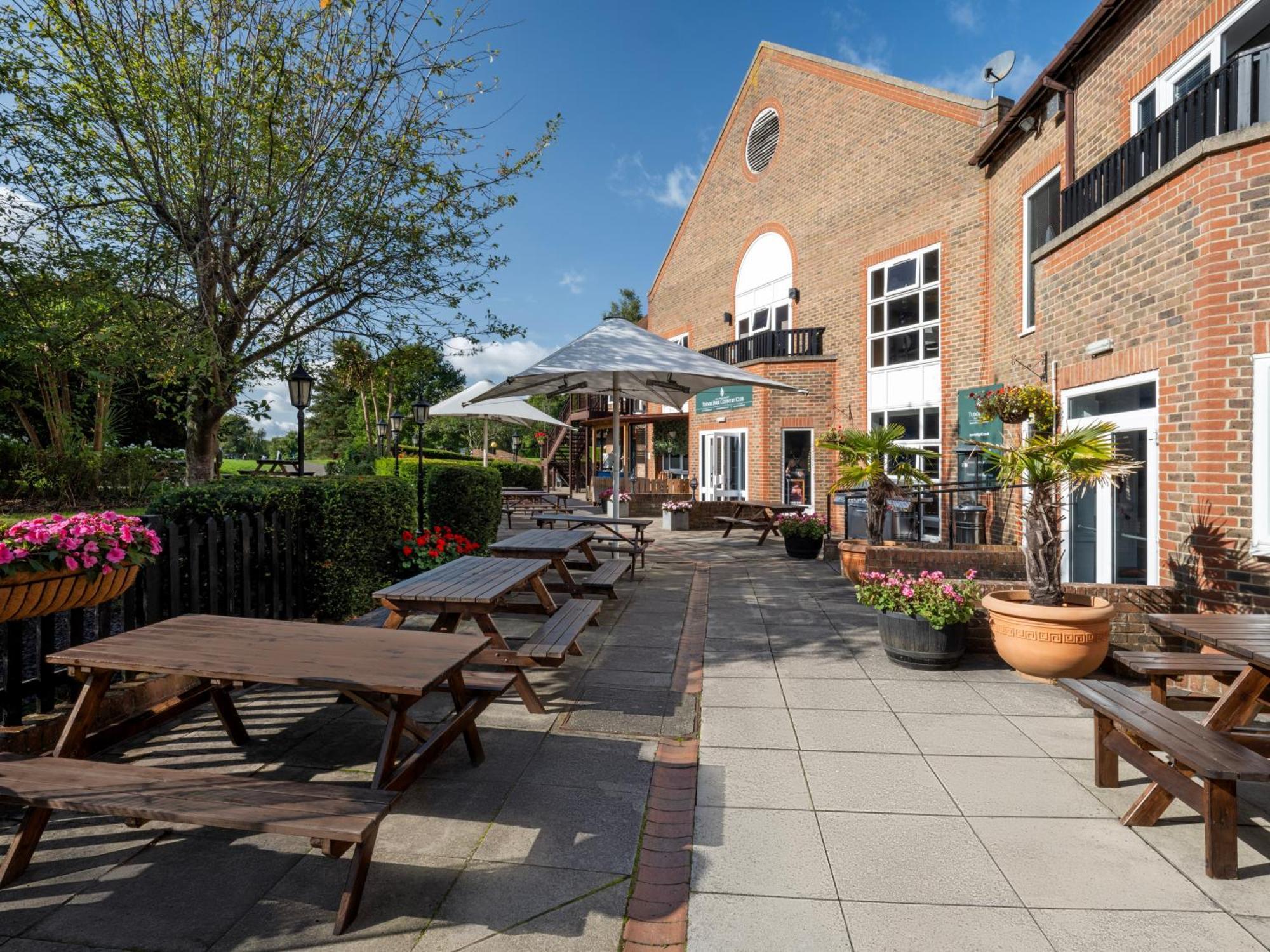 Delta Hotels By Marriott Tudor Park Country Club Maidstone Exterior foto