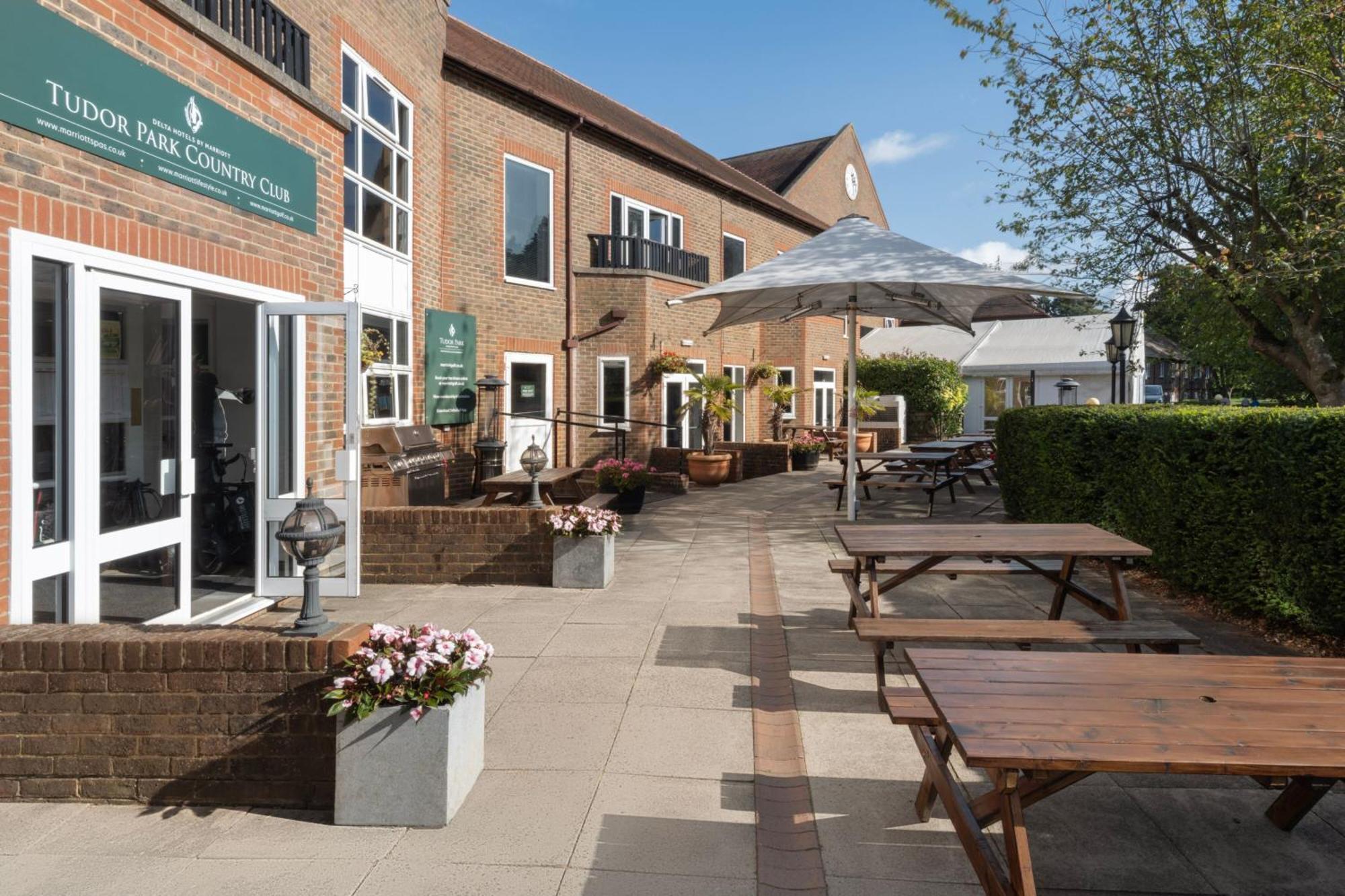 Delta Hotels By Marriott Tudor Park Country Club Maidstone Exterior foto